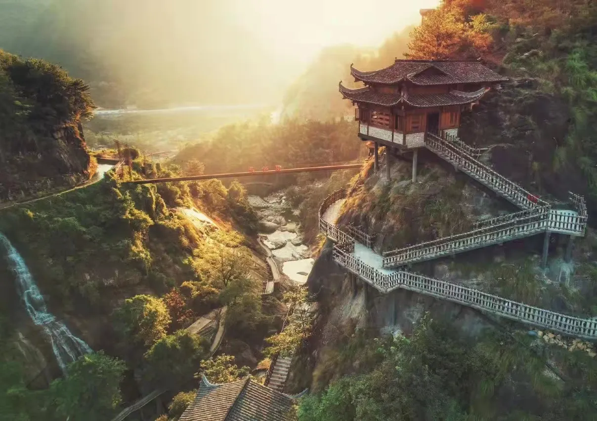 Бассейн и вид из отеля Wangxiangu Cliff Homestay