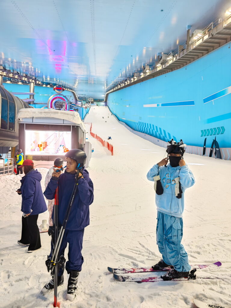Вид на горнолыжный комплекс изнутри