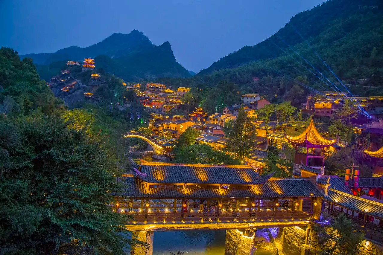 Вид на древнюю деревню в Долине бессмертных Wangxian Valley