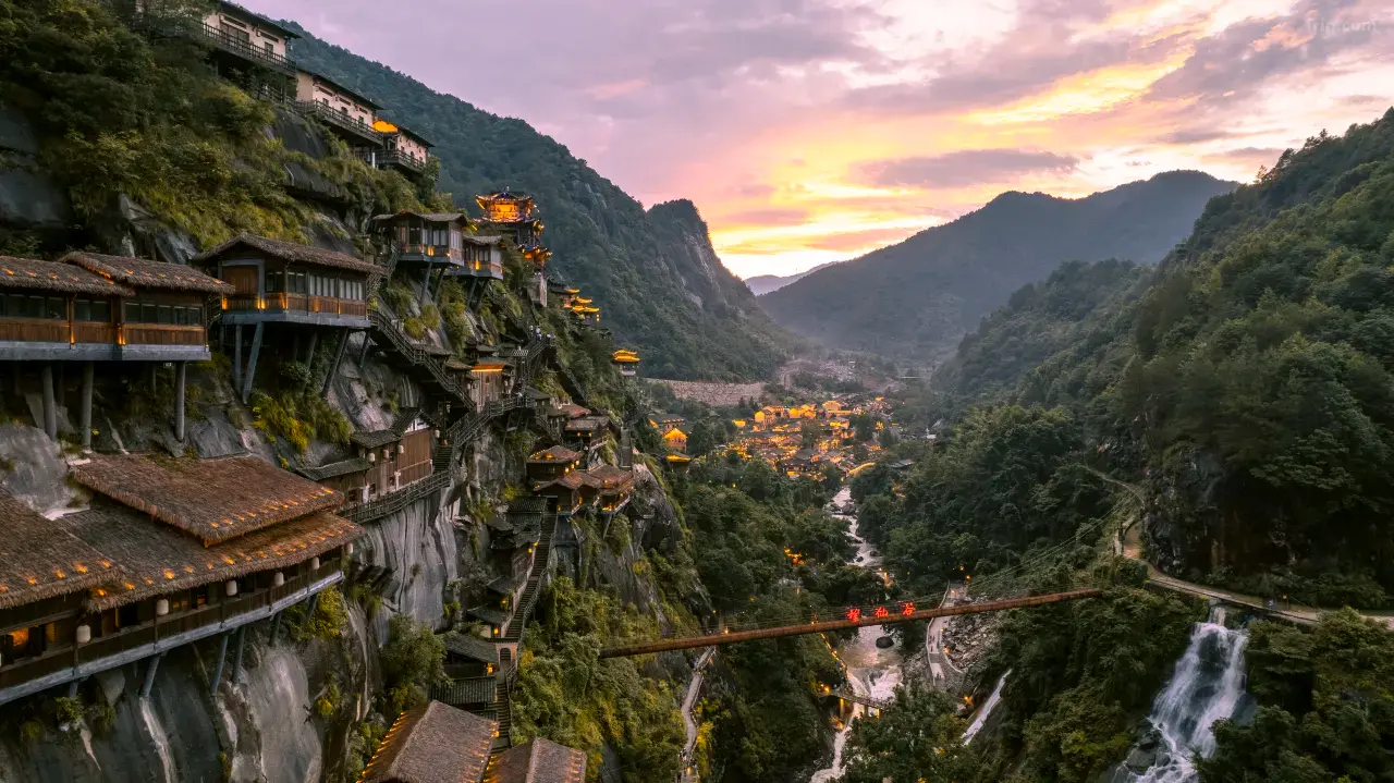 Деревянные дома и горы в Wangxian Valley