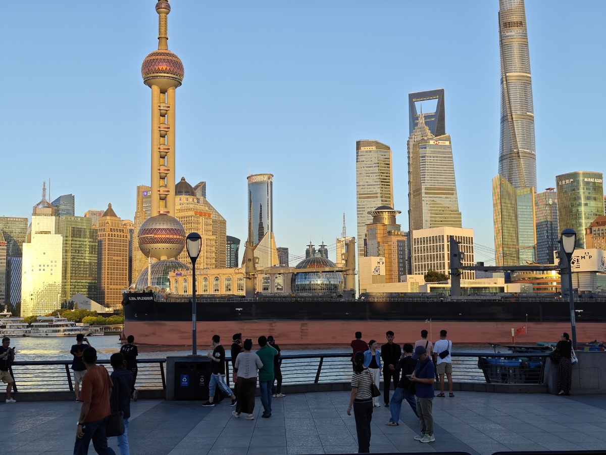 Причал Shanghai Ferry с красным знаком лодки на волнах
