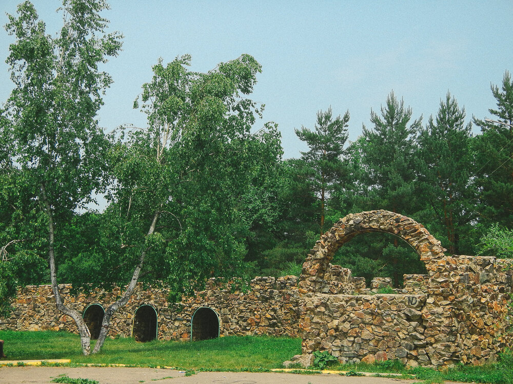 Отдых на скамейке в тени деревьев