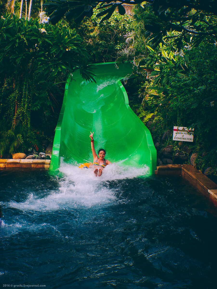 Туристка в аквапарке WaterBoom на Бали