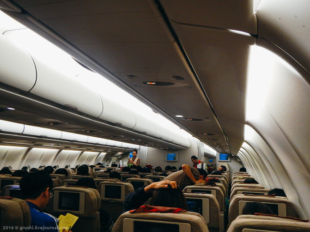 Самолет Asiana Airlines на взлетной полосе