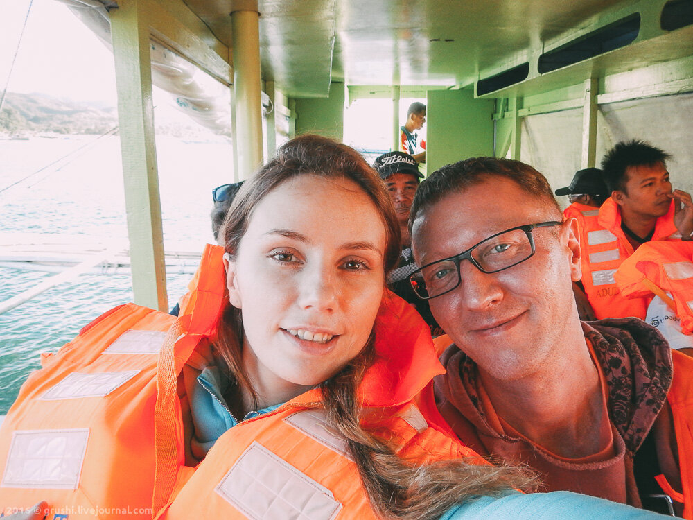 Лодка банка в море по пути на остров Боракай
