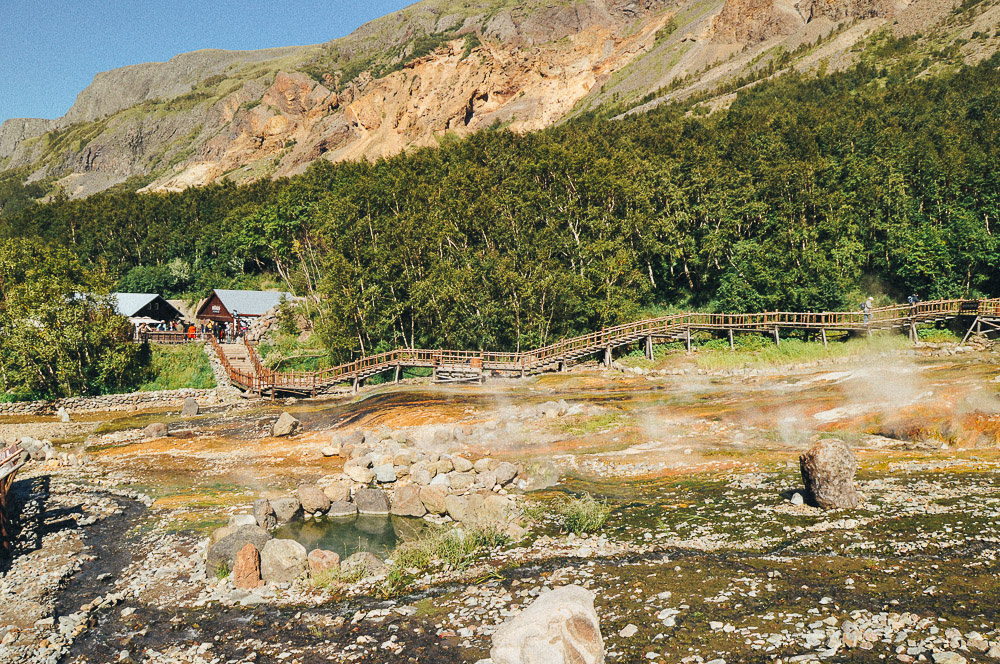 Туристические тропы у водопада