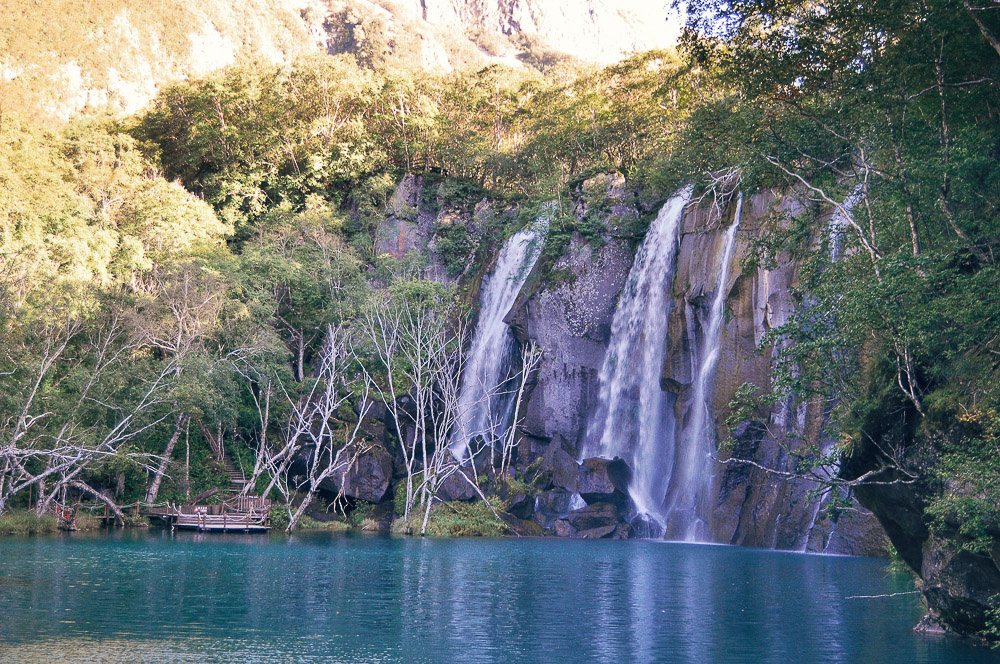 Красивые кадры голубого водопада