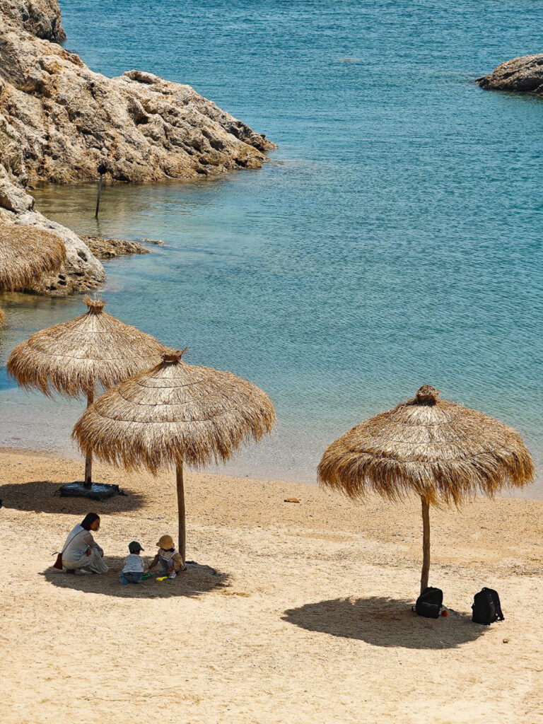 Прозрачная вода у пляжа Amber Bay