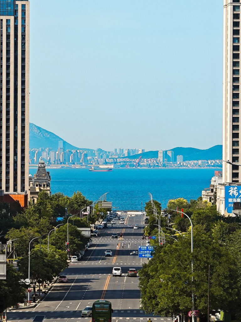 Корабль в конце улицы Gangdong Fifth Street