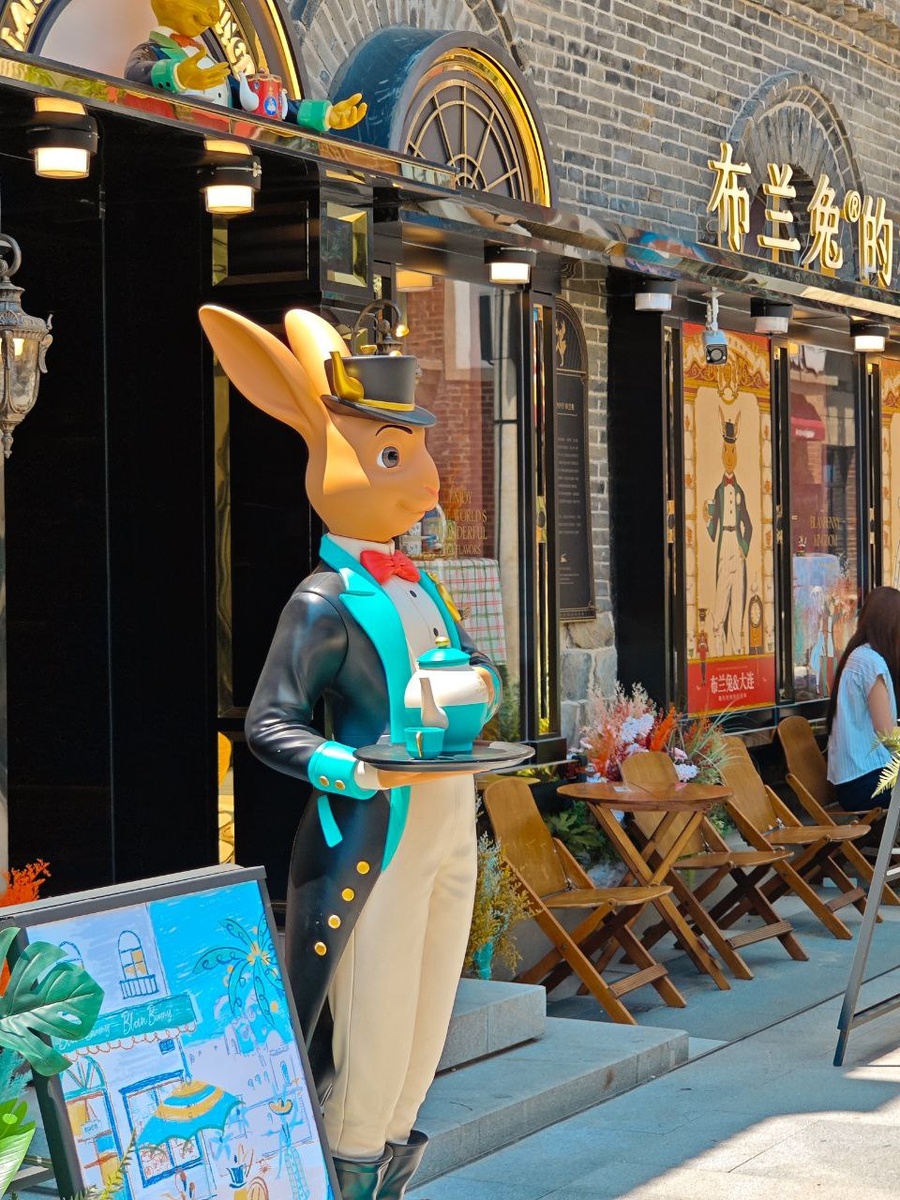Керамика и шелковые платки в магазинах Dongguan Street