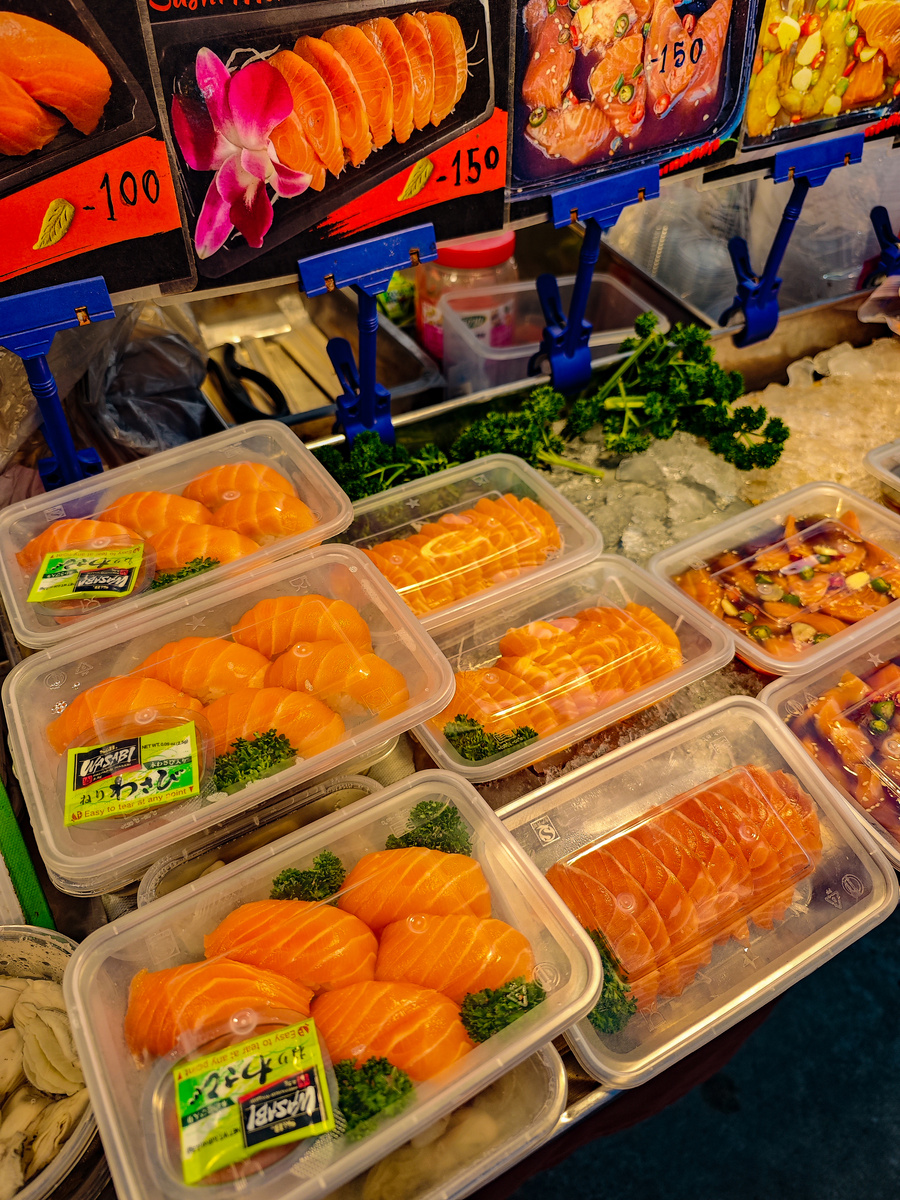 Сашими из тунца в супермаркете Villa Market