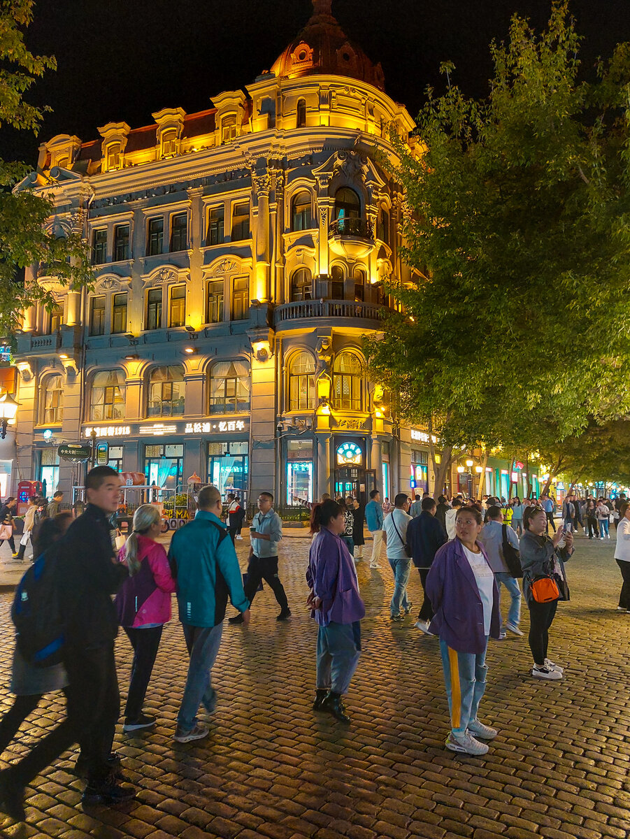 Подсветка зданий на Арбате вечером