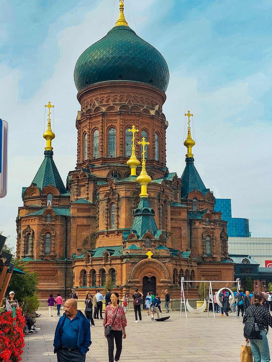 Люди на площади перед Софийским собором
