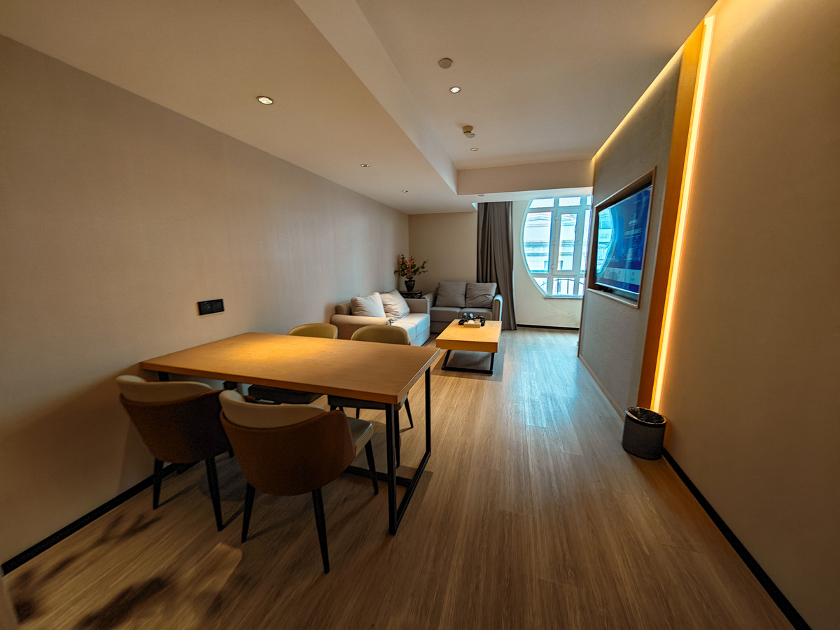 Гостиная зона в люксе отеля Country Inn & Suites