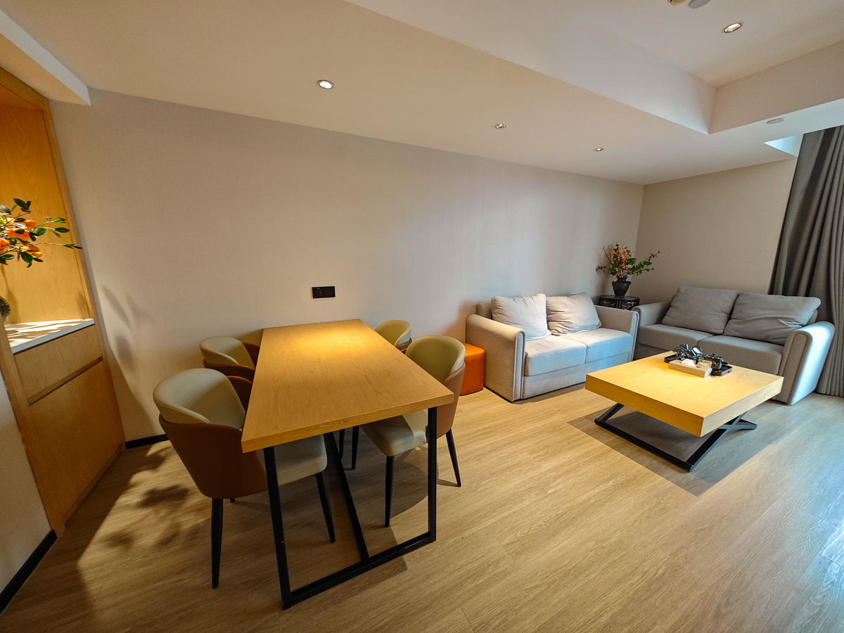 Спальная зона в номере отеля Country Inn & Suites