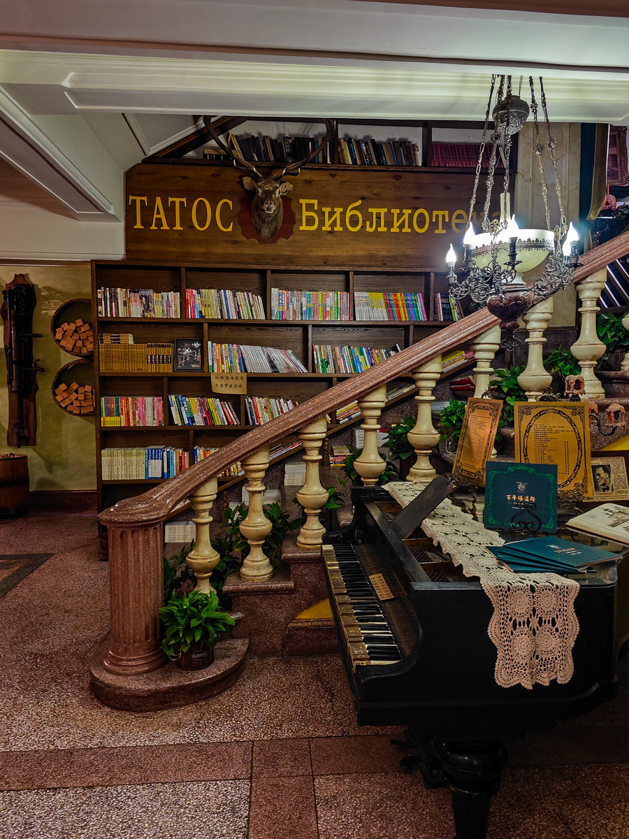 Официантки в традиционных нарядах