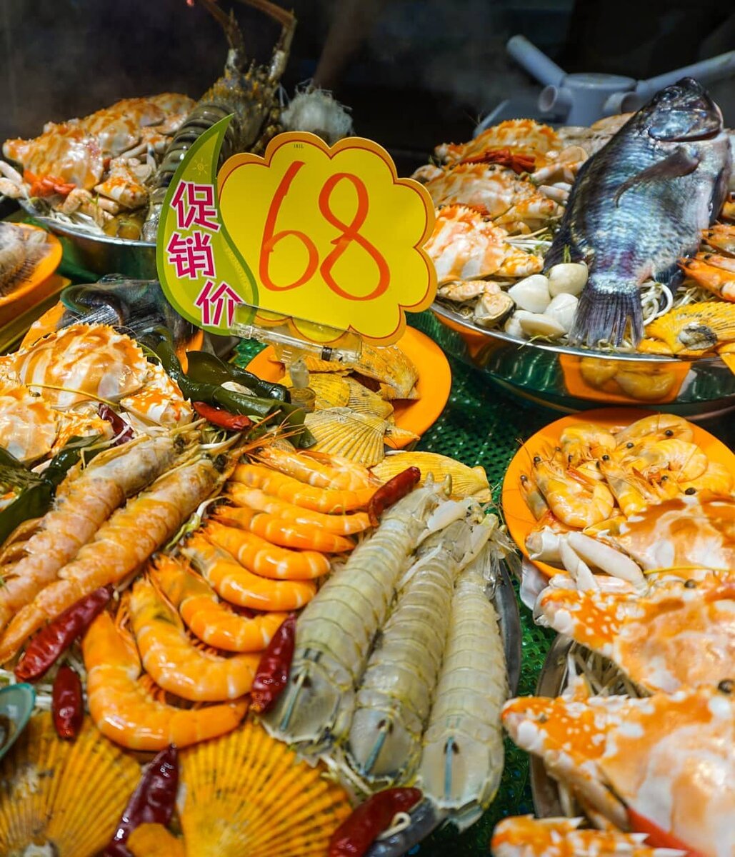 Фруктовый рынок с экзотическими фруктами в Санье