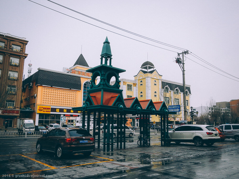 Яркая неоновая реклама в китайском городе