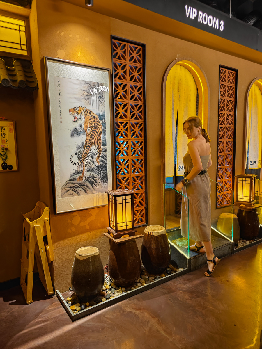 Деревянный интерьер ресторана Rice Wine House