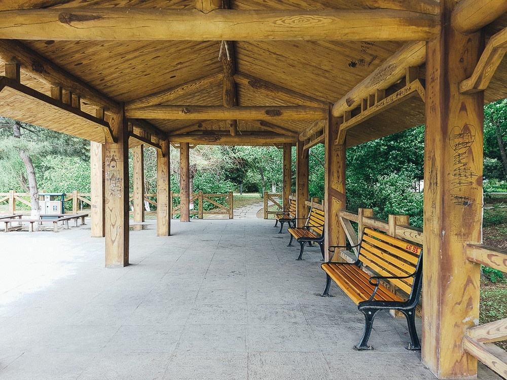 Отдых на лавочке в парке