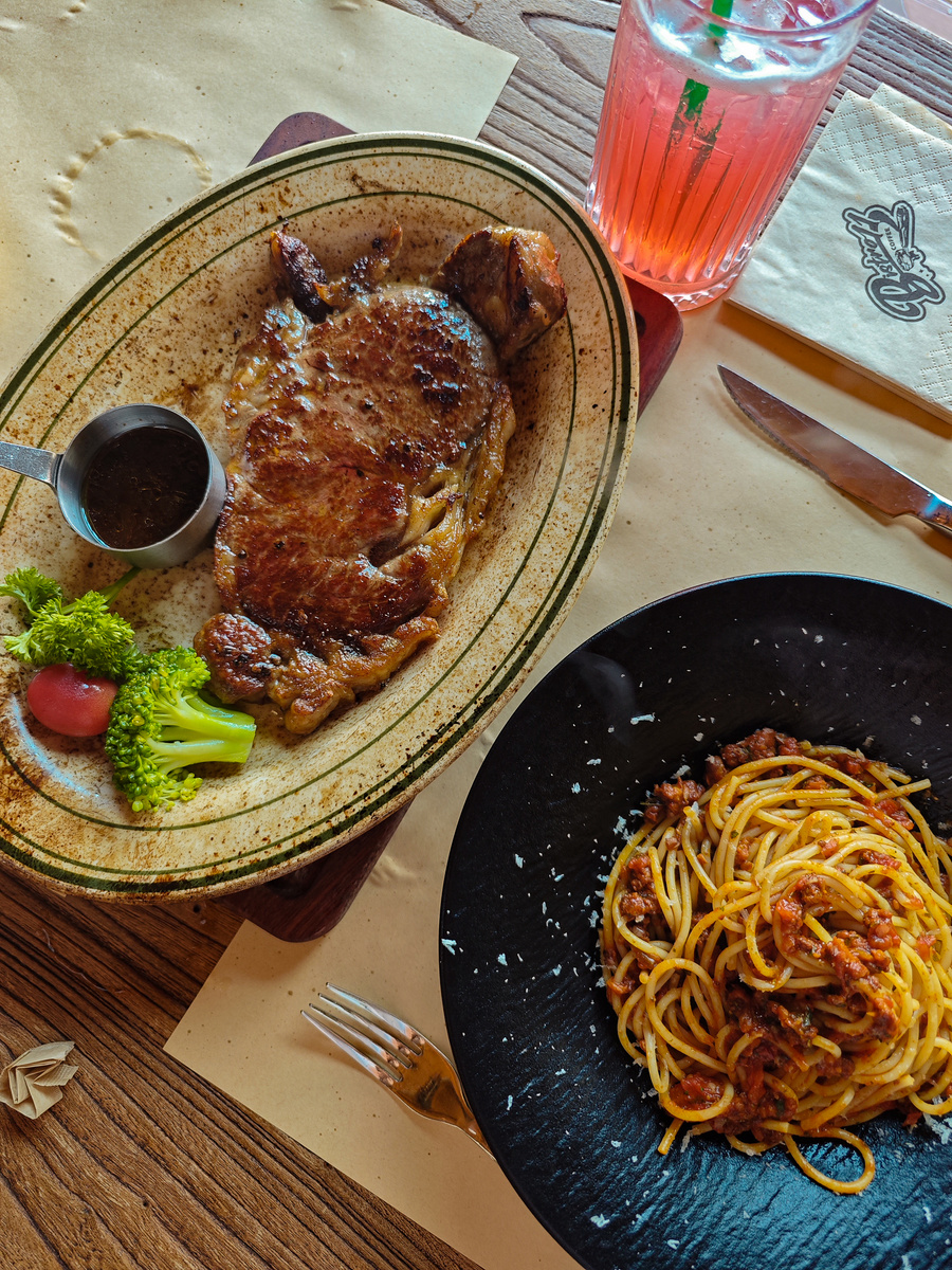 Стейк и паста в ресторане Bistro 11