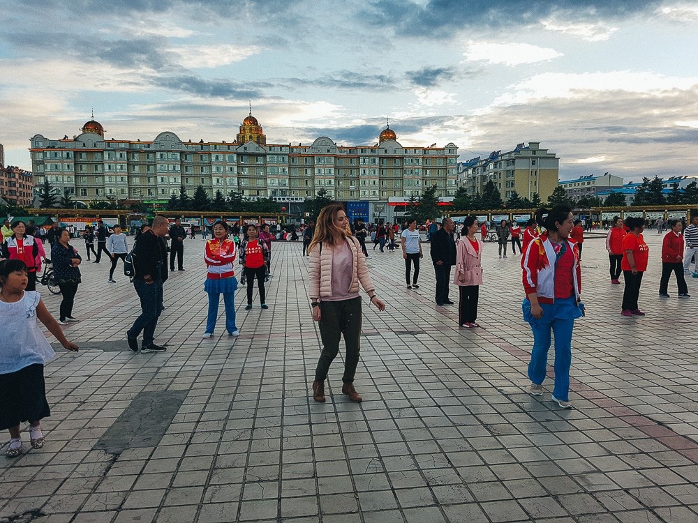 Танцующие люди на площади