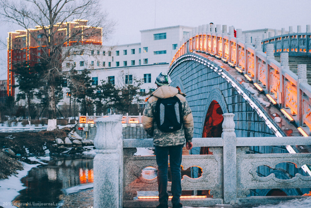 Пейзажи и скамейки в парке