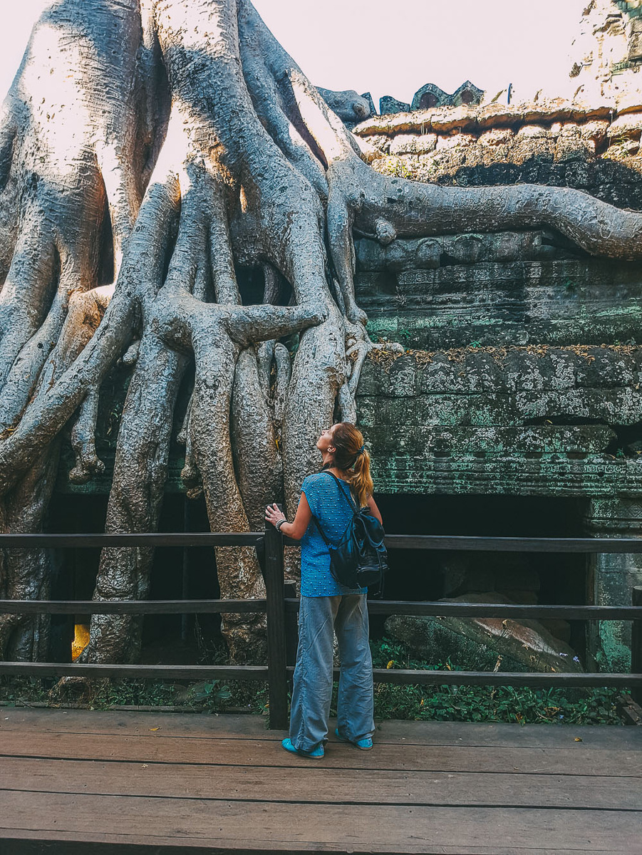Барельефы и резьба на стенах храмов Ангкора