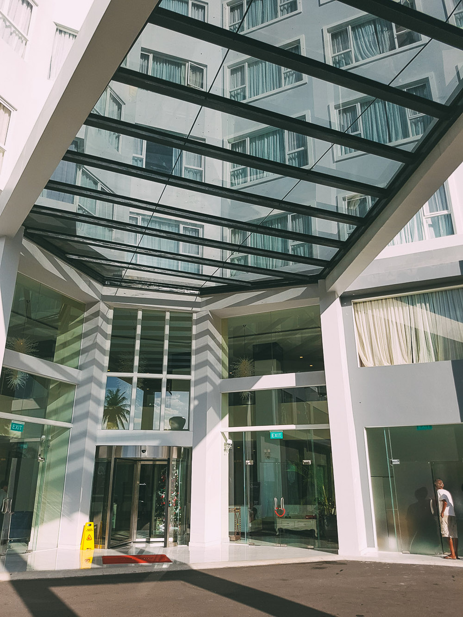 Бассейн ночью Queenco Hotel