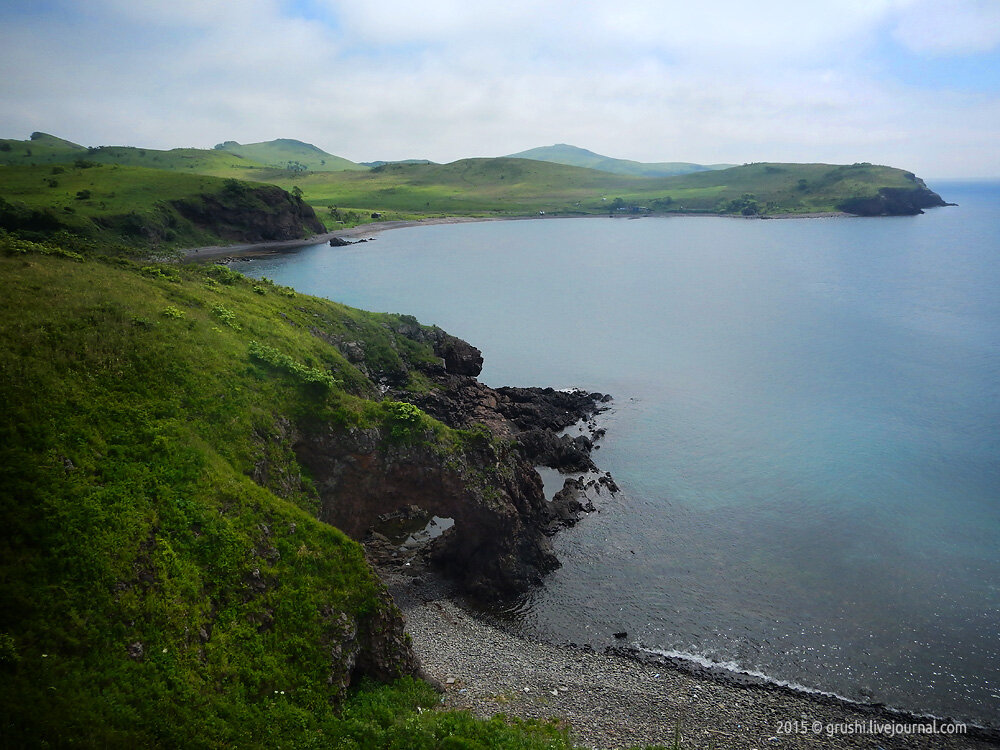 Скалистый берег бухты Краббе в Приморском крае