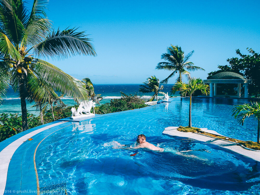 Вечерний бассейн в Lingganay Resort