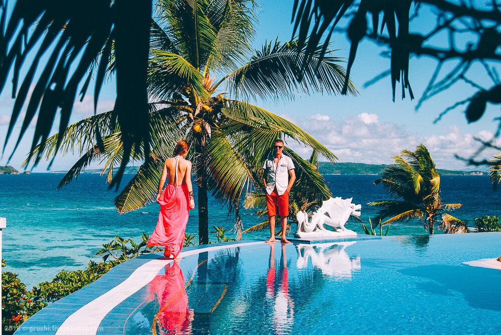 Девушка в бассейне Lingganay Boracay