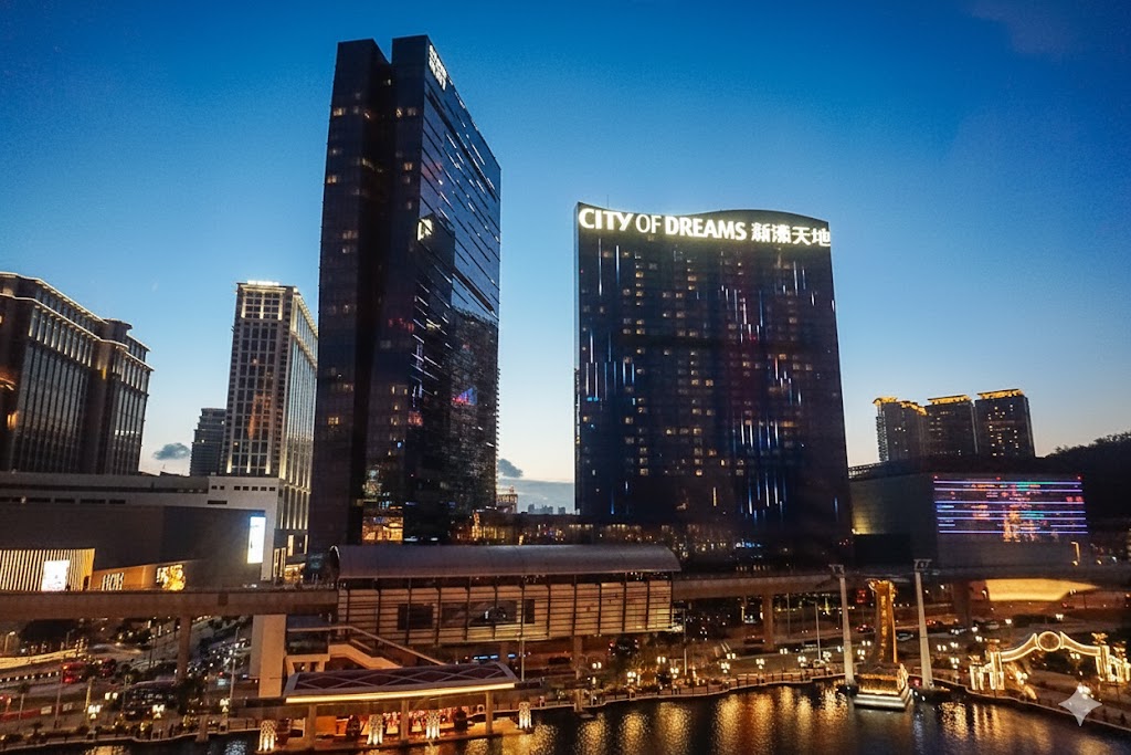 Общий вид шоу фонтанов в Wynn Palace