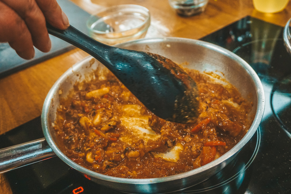 Процесс приготовления маканезской еды