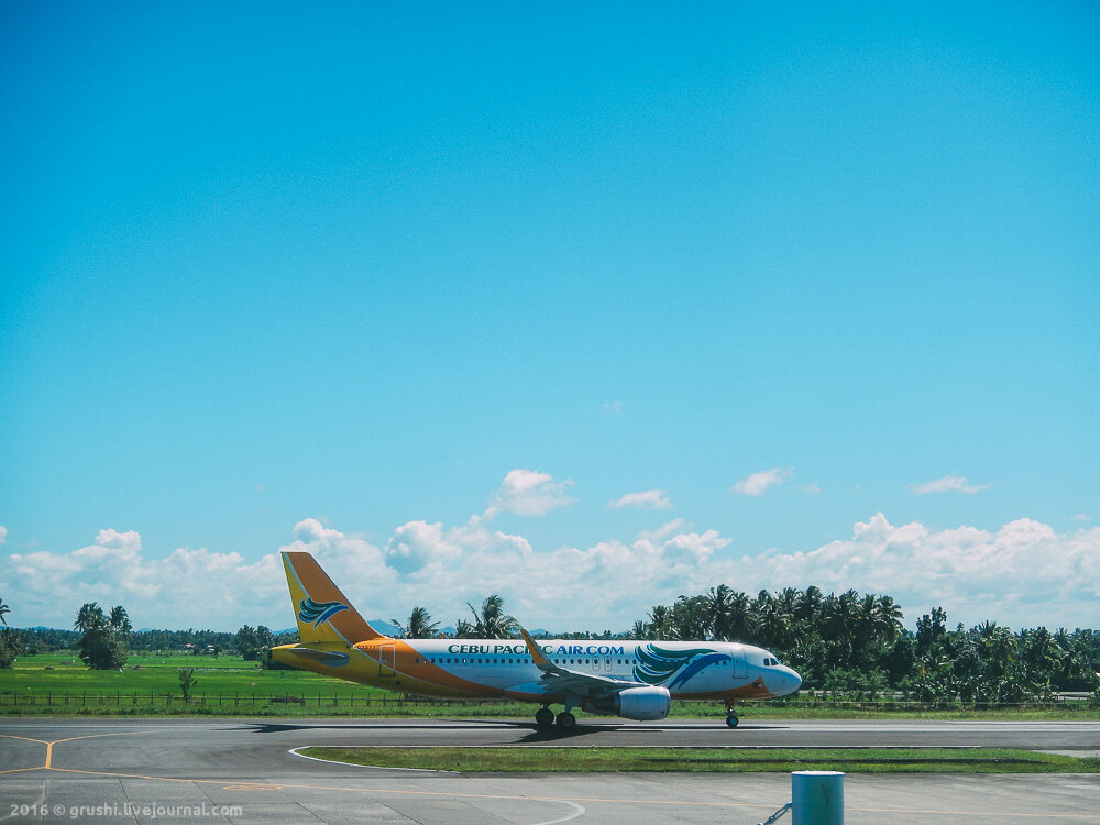 Самолет Cebu Pacific на взлетной полосе в Калибо