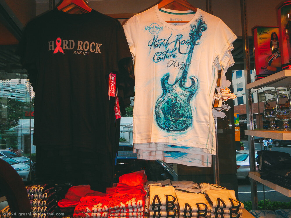 Посетители в Hard Rock Cafe Манила