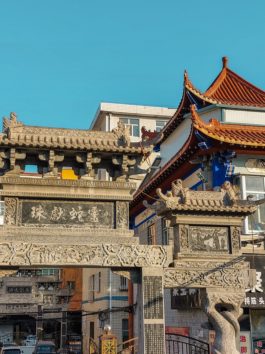 Резная арка с изображением животного на Площади 12 Арок