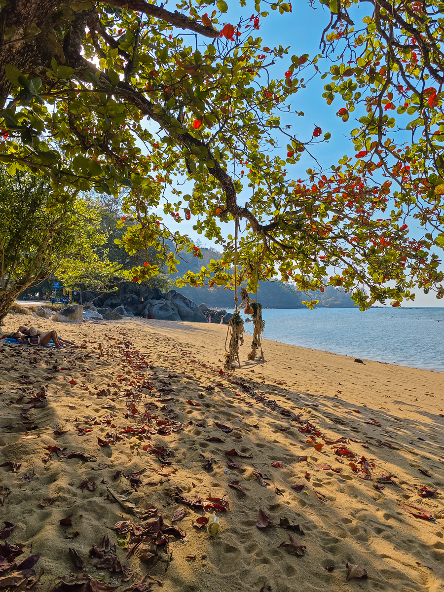 Пляж Rayee Beach рядом с отелем
