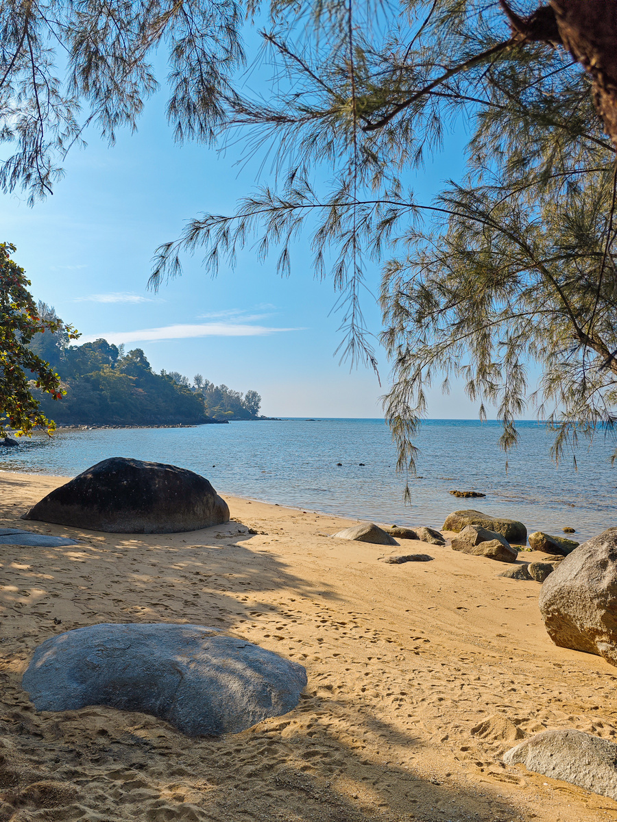 Пустой пляж Rayee Beach
