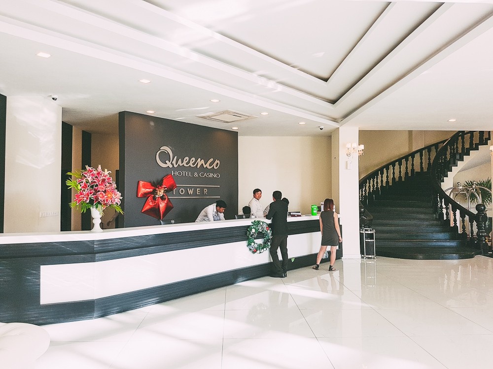 Коридор в отеле Queenco с ковровым покрытием