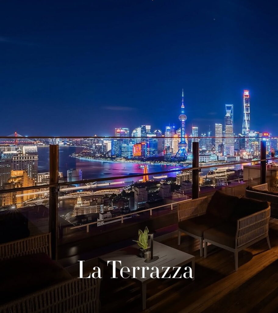 Терраса La Terrazza в отеле Bvlgari с видом на набережную Вайтань
