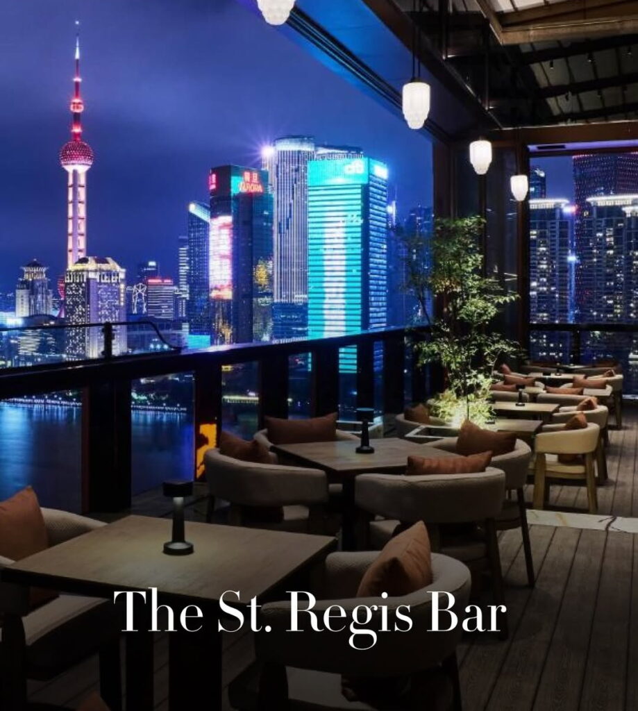 Классический интерьер The St. Regis Bar с красными кожаными диванами