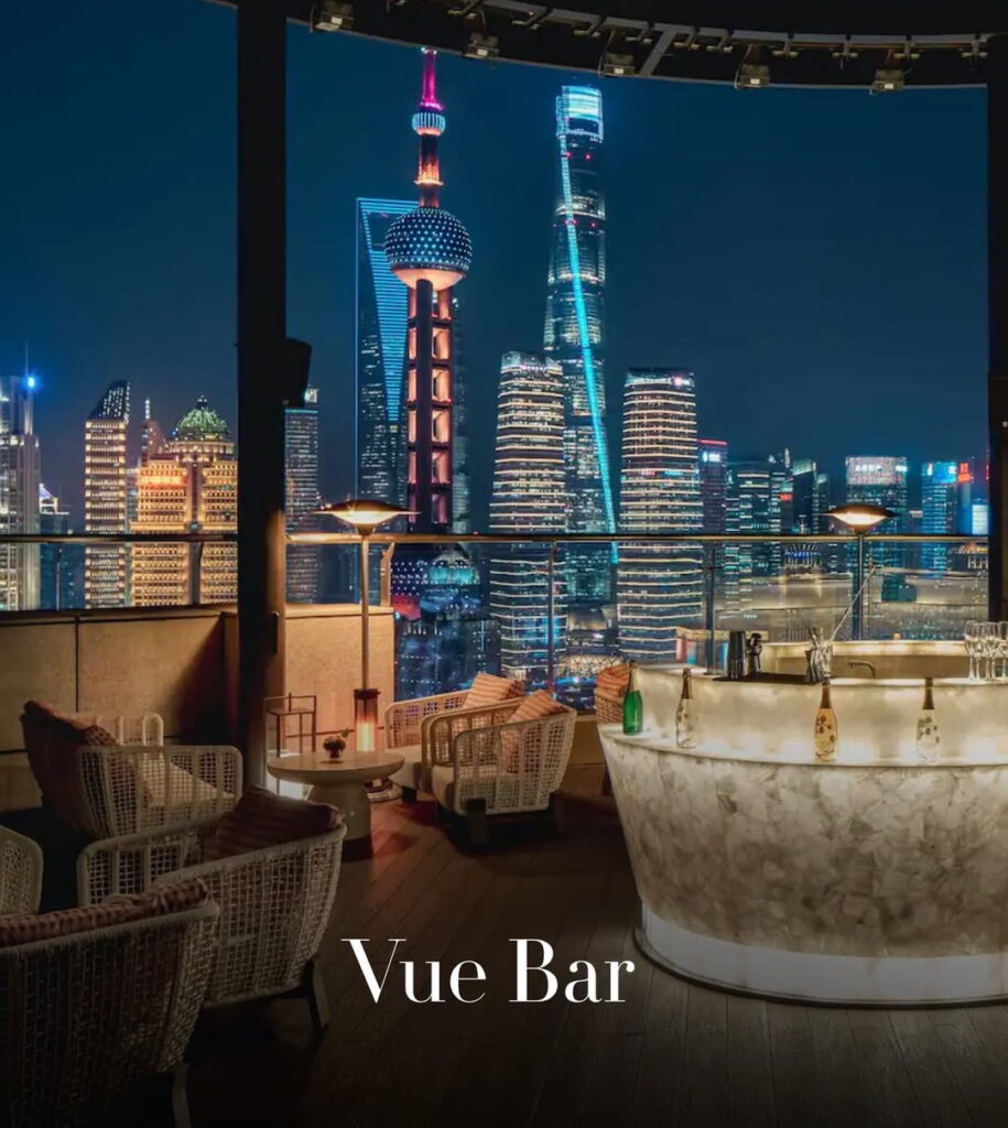 Вид из Vue Bar в Hyatt on the Bund на ночной Шанхай