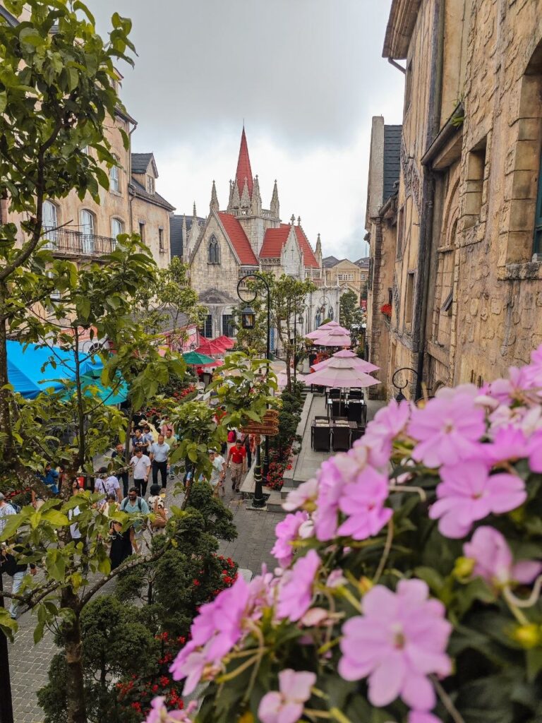 Стена с плющом в Ba Na Hills