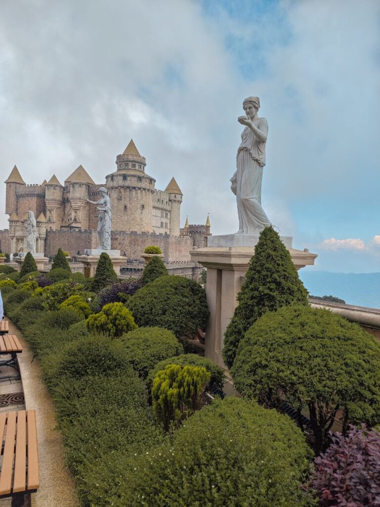 Храм на территории Ba Na Hills