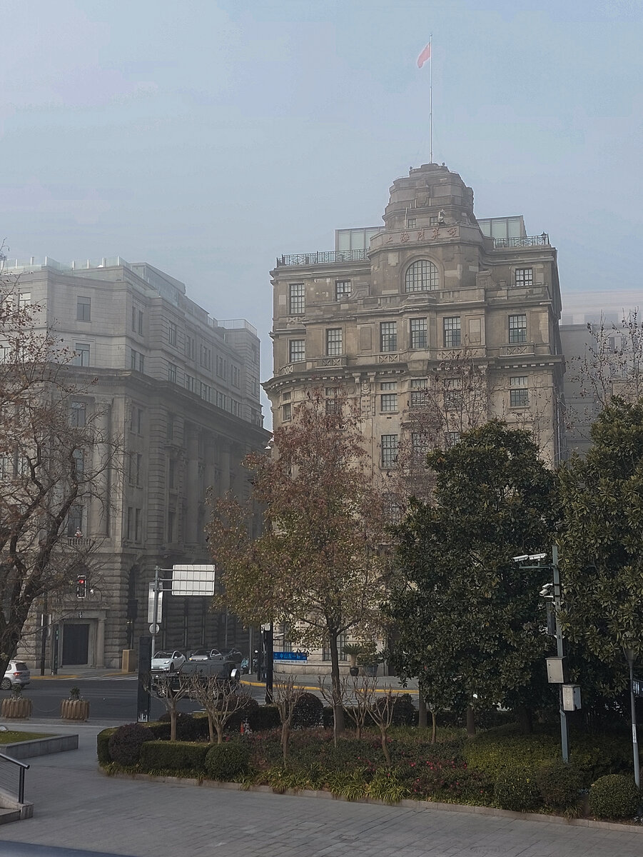 Здание с часами на набережной Шанхая