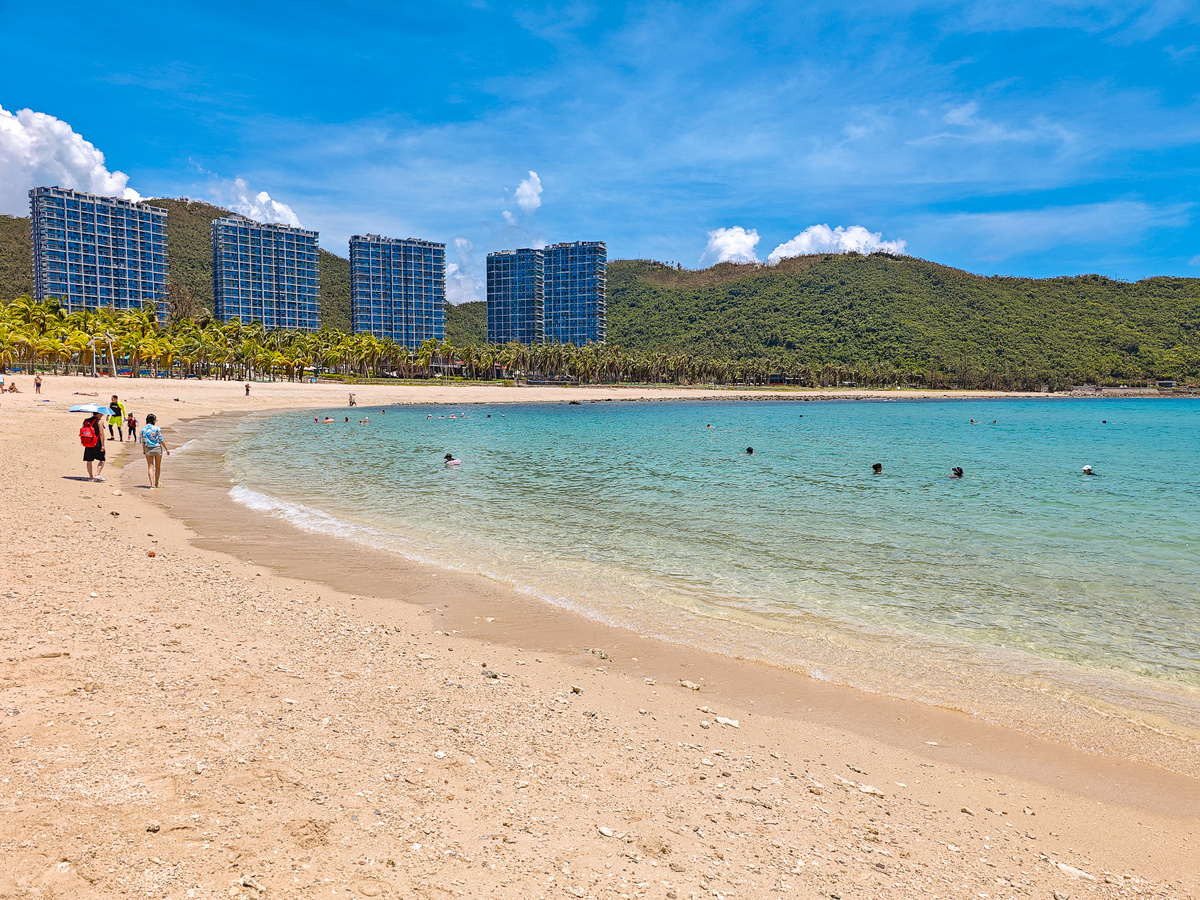 Вечерняя подсветка территории отеля Intercontinental Sanya