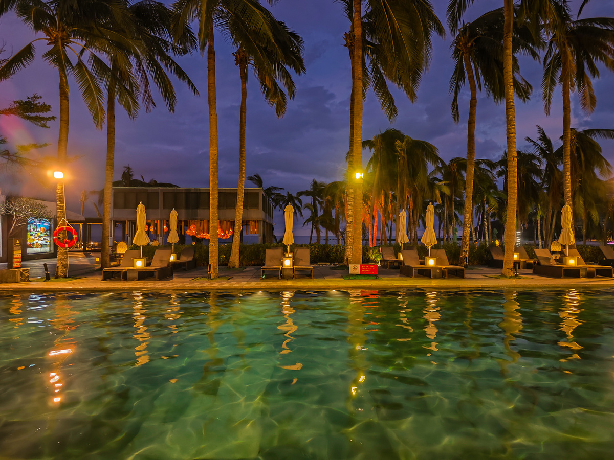 Зона отдыха у бассейна в Intercontinental Resort