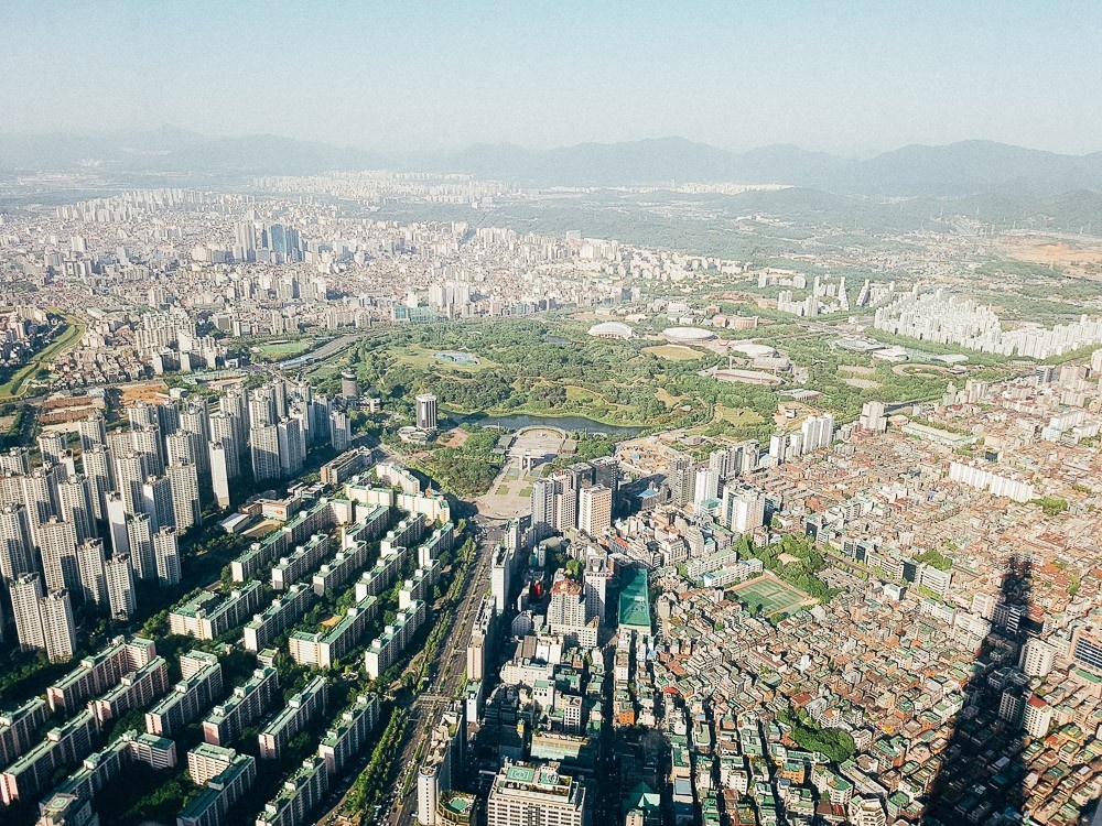 Вид на небоскреб Lotte Tower в Сеуле