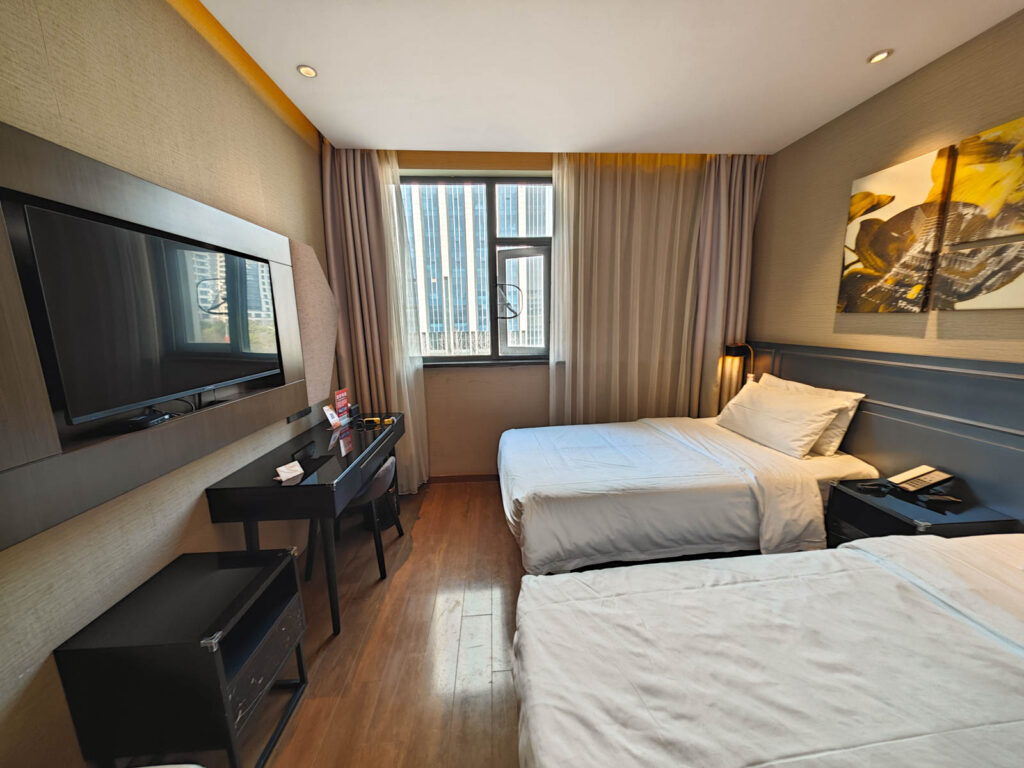 Лобби отеля Yitel Premium у метро Yuanshen Road в Шанхае
